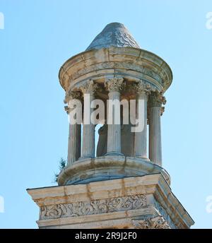 Le colonne scolpite, le sculture e i dettagli decorati dell'antico mausoleo in pietra, situato nel sito archeologico dell'antiquariato di Glanum, Saint-Remy-de Foto Stock