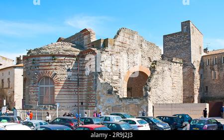 ARLES, FRANCIA - 4 MAGGIO 2013: Le antiche rovine delle terme di Costantino, uno dei monumenti più suggestivi di Arles, il 4 maggio ad Arles, Francia Foto Stock