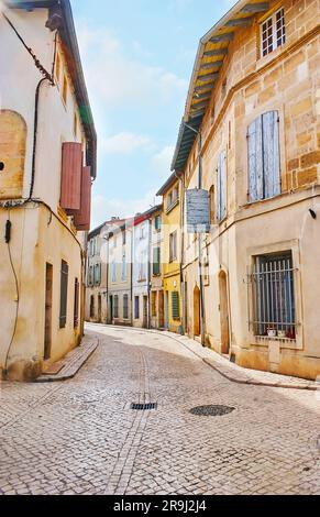 Passeggia lungo la stretta e curva Rue Blanqui con vecchie case dense, Tarascon, Francia Foto Stock