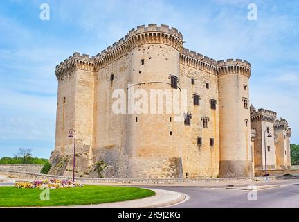 Il castello medievale in pietra di Re Rene (Chateau de ROI Rene), situato sulla riva del fiume Rodano a Tarascon, in Francia Foto Stock