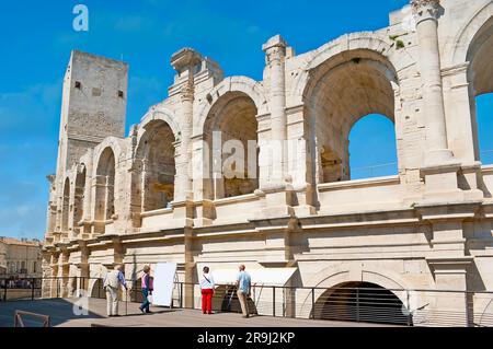 L'Anfiteatro di Arles (Arenes d'Arles), situato nel cuore della città Vecchia, è uno dei punti di riferimento della città, la Francia Foto Stock