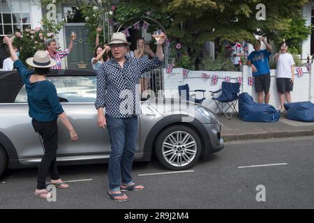 Dire "salute", brindare un amico. Ve Day 75 festa di strada per celebrare settantacinque anni dalla fine della seconda guerra mondiale. Fulham, Londra Regno Unito 8 maggio 2020 HOMER SYKES Foto Stock