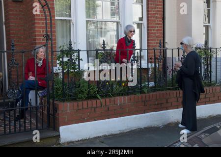 Ve Day 75 festa di strada per celebrare settantacinque anni dalla fine della seconda guerra mondiale. Distanziamento sociale osservato durante la pandemia di coronavirus. Fulham, Londra Regno Unito 8 maggio 2020 HOMER SYKES Foto Stock