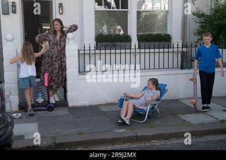 Festa di strada del ve Day 75 per celebrare settantacinque anni dalla fine della seconda guerra mondiale. Distanziamento sociale osservato durante la pandemia di coronavirus. Fulham, Londra Regno Unito 8 maggio 2020 HOMER SYKES Foto Stock