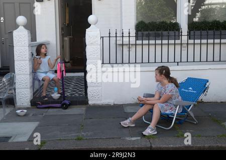 Ve Day 75 festa di strada per celebrare settantacinque anni dalla fine della seconda guerra mondiale. Distanziamento sociale osservato durante la pandemia di coronavirus. Fulham, Londra Regno Unito 8 maggio 2020 HOMER SYKES Foto Stock