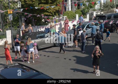 Festa di strada per 75 anni per celebrare settantacinque anni dalla fine della seconda guerra mondiale. Distanziamento sociale osservato durante la pandemia di coronavirus. Fulham, Londra Regno Unito 8 maggio 2020 HOMER SYKES Foto Stock