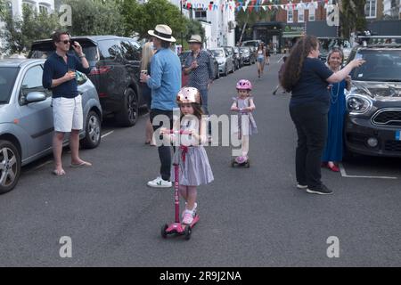 Ve Day 75 festa di strada per celebrare settantacinque anni dalla fine della seconda guerra mondiale. Distanziamento sociale osservato durante la pandemia di coronavirus. Fulham, Londra Regno Unito 8 maggio 2020 HOMER SYKES Foto Stock
