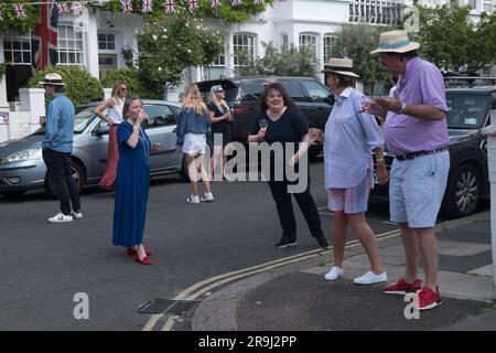Ve Day 75 celebra la festa di strada per celebrare settantacinque anni dalla fine della seconda guerra mondiale. Distanziamento sociale osservato durante la pandemia di coronavirus. Fulham, Londra Regno Unito 8 maggio 2020 HOMER SYKES Foto Stock