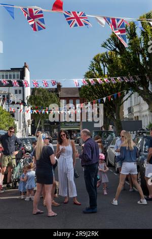 Ve Day 75 festa di strada per celebrare settantacinque anni dalla fine della seconda guerra mondiale. Distanziamento sociale osservato durante la pandemia di coronavirus. Fulham, Londra Regno Unito 8 maggio 2020 HOMER SYKES Foto Stock