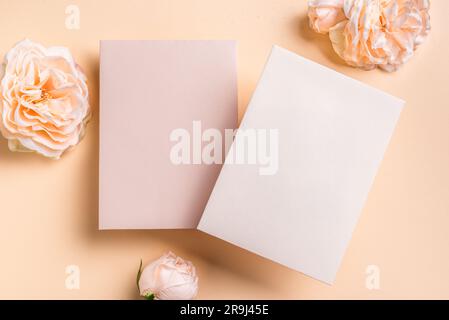 Biglietto di auguri o invito vuoto, fiori di rosa su sfondo pastello rosa, spazio per la copia. Fantasia creativa ed elegante, matrimoni romantici o festeggiamenti Foto Stock