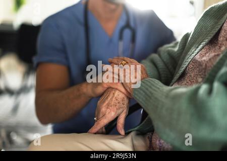 Primo piano dell'operatore che tiene per mano il suo cliente, concetto di assistenza sanitaria e relazioni. Foto Stock