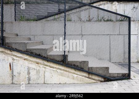 Primo piano e dettagli di ringhiera e scale in cemento di un edificio moderno Foto Stock