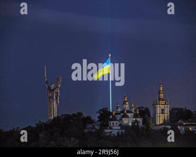 Simboli di Kiev la capitale dell'Ucraina. Monumento della Patria sulla territiria del Museo Nazionale della storia, bandiera nazionale dell'Ucraina. Vista a notte fonda Foto Stock