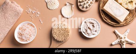 Accessori per il bagno e la cura della pelle su sfondo beige, striscione. Prodotti per il bagno, prodotti per la cura del corpo naturali e biologici quotidiani. Foto Stock