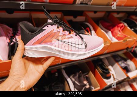 17 agosto 2022, Antalya, Turchia: Donna che sceglie le scarpe sportive presso il nike Store Foto Stock