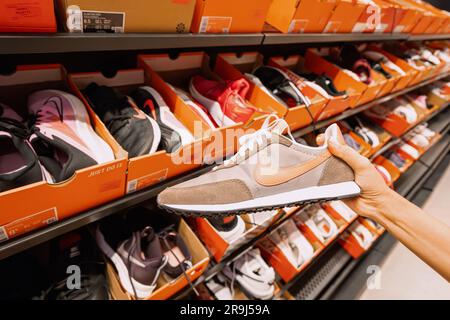 17 agosto 2022, Antalya, Turchia: Donna che sceglie le scarpe sportive presso il nike Store Foto Stock