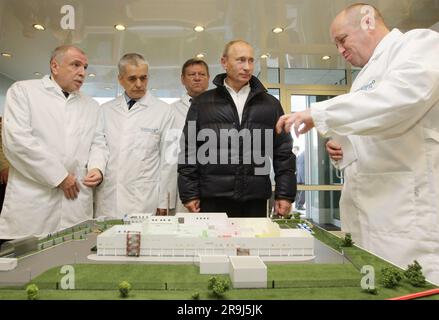 EVGENIJ PRIGOZHIN oligarca russa e successivamente Wagner a destra nel settembre 2010 spiegando la sua fabbrica di catering Concord al presidente russo Vladimir Putin in giacca nera sorvegliata da funzionari locali Foto Stock