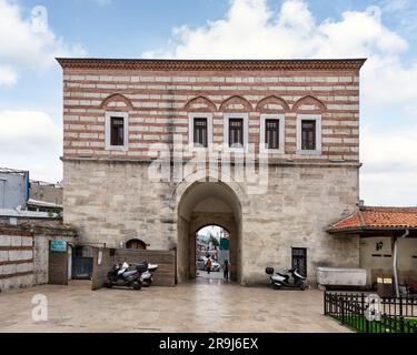 Istanbul, Turchia - 5 maggio 2023: Porta principale della Moschea Yeni valide i, o Yeni valide Camii, una moschea ottomana del XVIII secolo situata nel distretto di Uskudar, sul lato asiatico di Istanbul Foto Stock