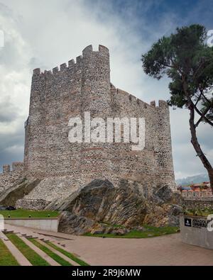 Anadolu Hisari, o Castello Anatoliano, una fortezza ottomana medievale del 13th ° secolo costruita dal Sultano Bayezid i, e situato sul lato anatoliano del Bosforo nel quartiere Beykoz, Istanbul, Turchia Foto Stock