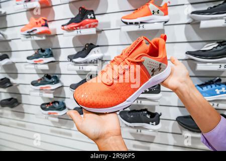 17 agosto 2022, Antalya, Turchia: Donna che sceglie scarpe sportive Under Armour Foto Stock