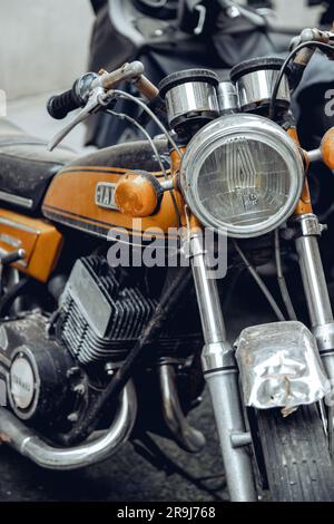 Un'elegante moto nera e arancione parcheggiata sul lato della strada Foto Stock