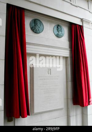 Poundbury, Dorchester, Dorset, Regno Unito. 27 giugno 2023. Il re Carlo III e la regina Camilla visitano Poundbury nel Dorset e vengono accolti da una grande folla di benestanti mentre svelano una targa per commemorare il completamento della Queen Mother Square e aprono il nuovo Giardino del Duca di Edimburgo. La targa che commemora il completamento della Piazza della Regina madre. Foto: Graham Hunt/Alamy Live News Foto Stock