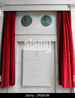 Poundbury, Dorchester, Dorset, Regno Unito. 27 giugno 2023. Il re Carlo III e la regina Camilla visitano Poundbury nel Dorset e vengono accolti da una grande folla di benestanti mentre svelano una targa per commemorare il completamento della Queen Mother Square e aprono il nuovo Giardino del Duca di Edimburgo. La targa che commemora il completamento della Piazza della Regina madre. Foto: Graham Hunt/Alamy Live News Foto Stock