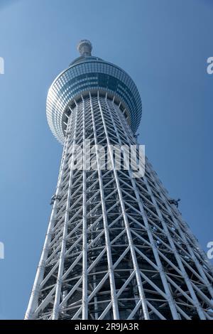 Tokyo, Giappone-aprile 2023; vista verticale a basso angolo della torre di osservazione e di trasmissione Tokyo Skytree contro un cielo blu Foto Stock