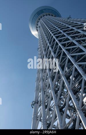Tokyo, Giappone-aprile 2023; vista verticale a basso angolo della torre di osservazione e di trasmissione Tokyo Skytree contro un cielo blu Foto Stock
