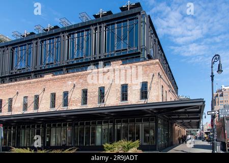 New York City, NY, USA-aprile 2023; vista lungo il marciapiede della 9th Avenue e di Little W 12th Street nel quartiere meatpacking, con un edificio storico ristrutturato Foto Stock