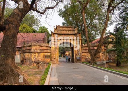 Hanoi, Vietnam - aprile 2023; vista di una delle porte d'ingresso della Cittadella Imperiale di Thang Long nel centro della città dall'anno 1011 du Foto Stock