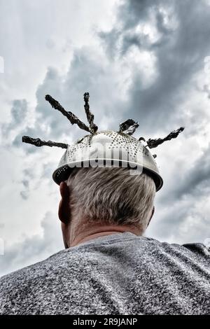 Uomo che indossa un cappello di stagno a causa della superstizione dell'attività extraterrestre e di eventi paranormali, 2023, Stati Uniti Foto Stock