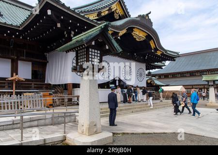 Tokyo, Giappone - aprile 2023; veduta del santuario Yasukuni in stile shintoista che commemora i morti di guerra giapponesi con giardini e museo di storia militare sul suo terreno Foto Stock