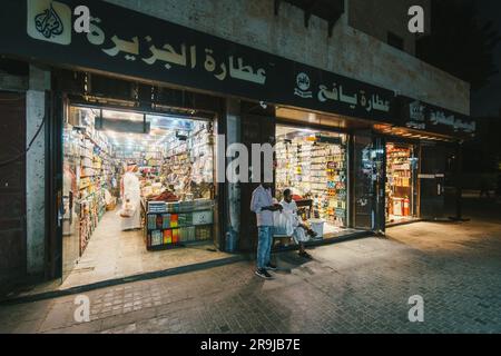 Jeddah, Arabia Saudita - gennaio 26 2023: Due negozianti attendono il cliente nella città vecchia di Gedda al-Balad Souq in Arabia Saudita di notte Foto Stock