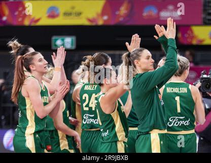 Sydney, Australia. 27 giugno 2023. I giocatori australiani salutano gli spettatori dopo aver vinto la partita del gruppo B contro il Taipei cinese alla FIBA Women's Asia Cup 2023 a Sydney, Australia, il 27 giugno 2023. Credito: HU Jingchen/Xinhua/Alamy Live News Foto Stock