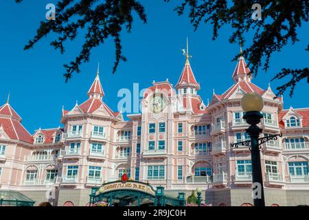 Parigi, Francia - 2 giugno 2023: Hotel Disneyland, si trova all'entrata di Disneyland Paris, chiamato anche Eurodisney a Parigi. Foto Stock