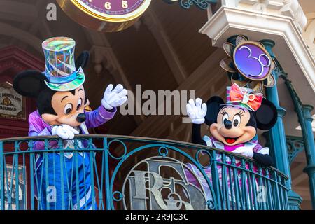 Parigi, Francia - 02 giugno 2023: In occasione del 30° anniversario i personaggi Disney più famosi accolgono i turisti all'ingresso. Foto Stock