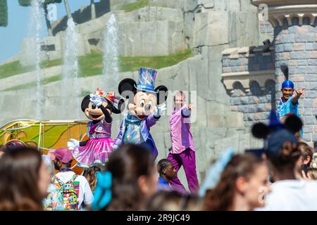 Parigi, Francia - 2 giugno 2023: Spettacolo in esibizione al mattino nella piazza centrale in occasione del 30° anniversario di Disneyland Paris. Foto Stock