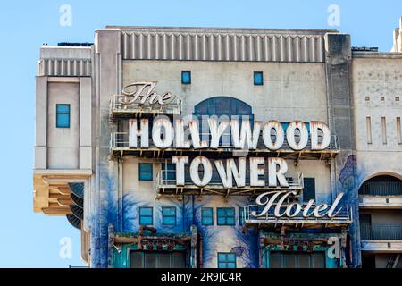 Parigi, Francia - 2 giugno 2023: La Torre del terrore, chiamata Hollywood Tower, è un'attrazione Disney basata sull'idea della torre a caduta libera. Foto Stock