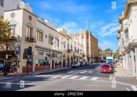 Vista di Franklin Street nel centro di Monterey in una mattinata di sole Foto Stock