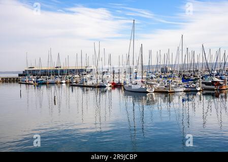 Barche a vela in un porticciolo in una mattinata autunnale parzialmente nuvolosa Foto Stock