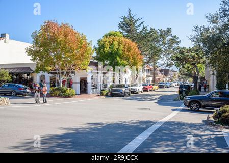 Carmel-by-the-Sea, CA - 18 ottobre 2022: Vista di Ocean avenue in un pomeriggio sereno. Ocean Avenue, la strada principale del centro di Carmel. Foto Stock