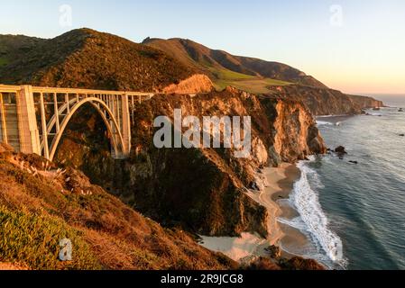 Tramonto autunnale sul ponte Bixby sulla costa di ruggend di Big Sur, California Foto Stock