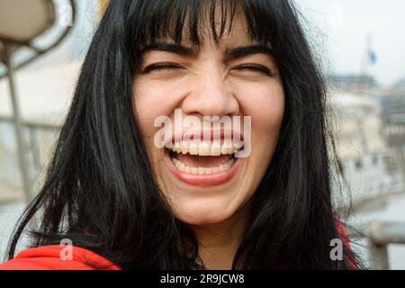 Ritratto selfie di giovane donna latina di etnia venezuelana vestita di rosso, con capelli neri, sorridente felice all'aperto, turista nella città di Buenos ai Foto Stock