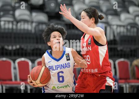 Sydney, Australia. 27 giugno 2023. France Cabinbin (L) della squadra di pallacanestro femminile delle Filippine e Anri Hoshi (R) della squadra di pallacanestro femminile del Giappone hanno visto in azione durante la partita della FIBA Women's Asia Cup Division A del 2023 tra Filippine e Giappone al Quay Centre. Punteggio finale; Giappone 95:57 Filippine. Credito: SOPA Images Limited/Alamy Live News Foto Stock