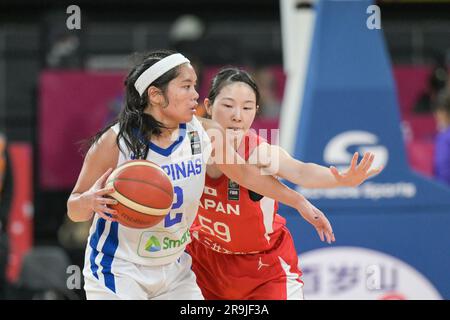 Sydney, Australia. 27 giugno 2023. Vanessa De Jesus (L) della squadra di pallacanestro femminile filippina e Anri Hoshi (R) della squadra di pallacanestro femminile giapponese hanno visto in azione durante la partita della FIBA Women's Asia Cup Division A del 2023 tra Filippine e Giappone al Quay Centre. Punteggio finale; Giappone 95:57 Filippine. Credito: SOPA Images Limited/Alamy Live News Foto Stock