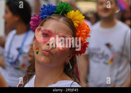 Toronto, Canada. 12 giugno 2023. 25 giugno 2023 Toronto, Canada: Migliaia di persone si sono riunite nel centro di Toronto per celebrare il Gay Pride il 2023 marzo, camminando per le strade principali della città a sostegno della comunità LGBTTTIQ. Il 25 giugno 2023 a Toronto, Canada. (Foto di Arturo Hernández/ Eyepix Group/Sipa USA) credito: SIPA USA/Alamy Live News Foto Stock