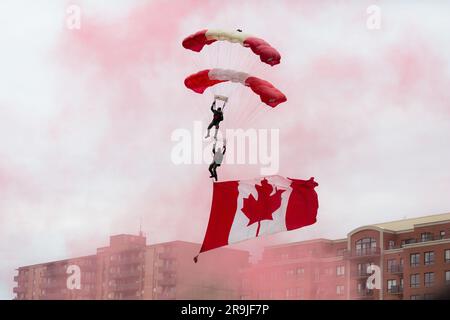 Il Canadian Forces Skyhawks Parachute Team fa figure a Halifax durante le celebrazioni del 1° luglio del Canada Day, Halifax, Nuova Scozia Foto Stock