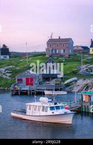 Villaggio di pescatori di PEGGYS COVE. Tipiche case della costa orientale arroccate lungo una stretta insenatura e massi ondulati di fronte all'oceano Atlantico, HALIFAX, NUOVA SCOZIA Foto Stock