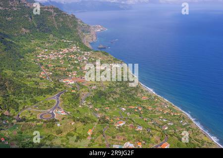 Vista sull'Arco de Sao Jorge dal Miradouro da Beira da Quinta, un punto panoramico sopra Arco de Sao Jorge Foto Stock
